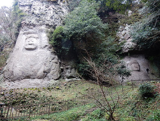 Kumano Magaibutsu (Les bouddha en pierre de Kumano)