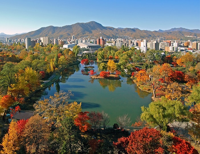 Les charmes de l’automne à Sapporo : paysages flamboyants et sources thermales pittoresques !