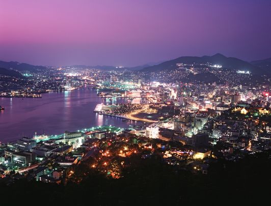 Vue nocturne de Nagasaki depuis le mont Inasa